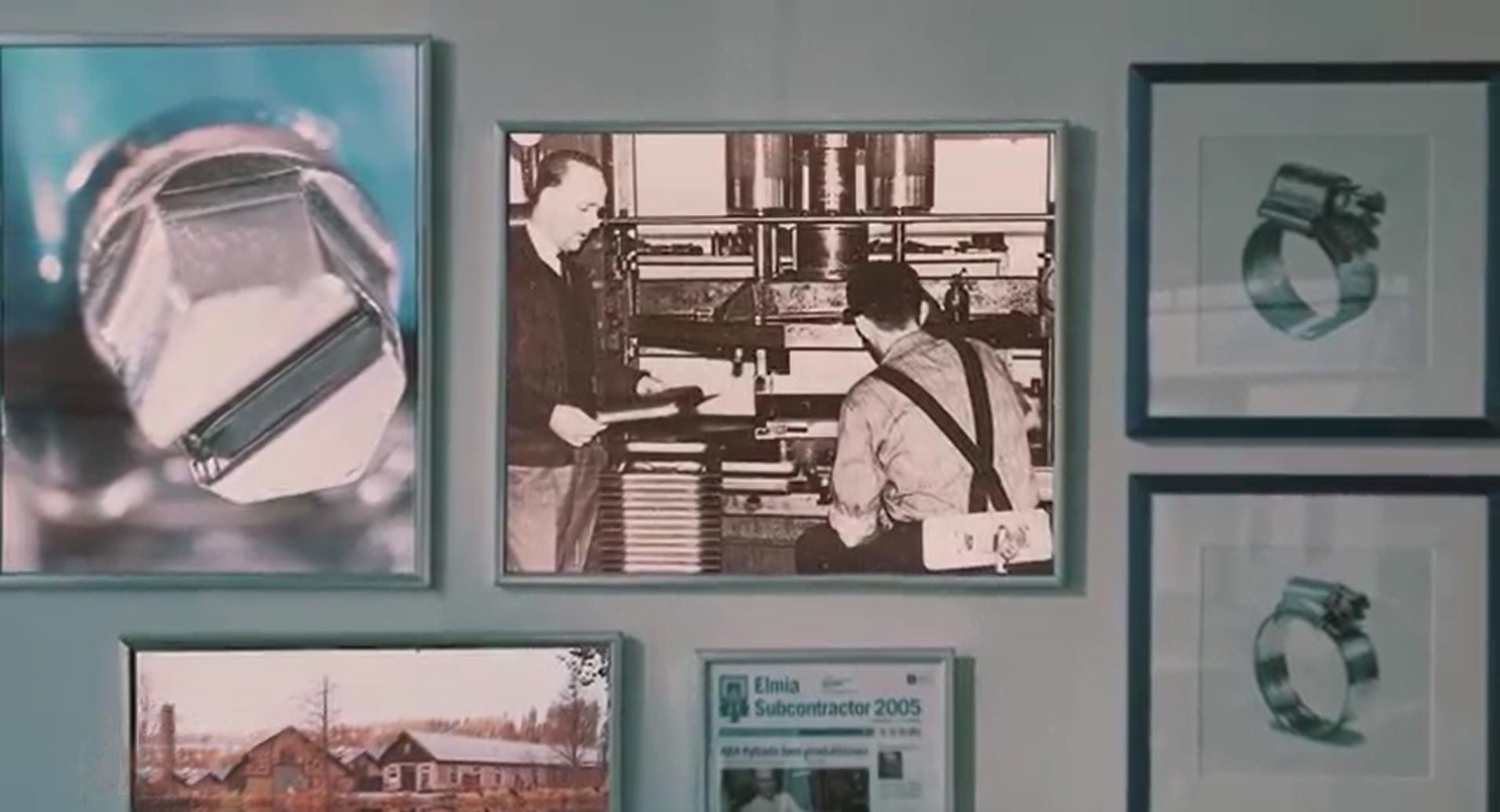 Images historiques sur un mur montrant des pinces